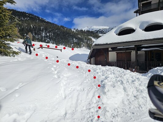 Passer devant immeuble avec les bulles sur le toit